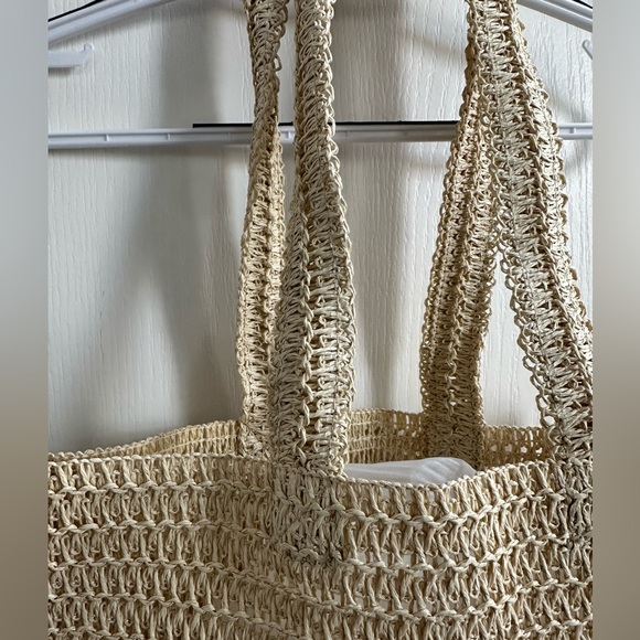 Burberry Goddess Fragrance Crochet Open Weave Paper Straw Tote Bag – Limited Edi - Picture 3 of 6